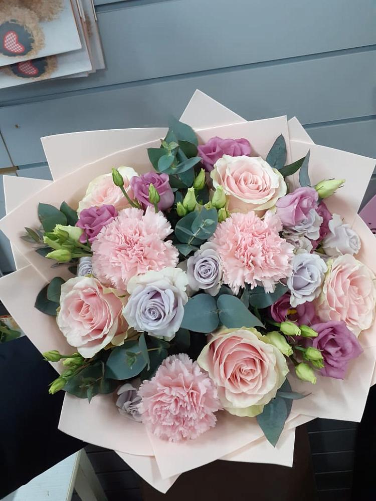 Букет цветов из: Розы, Гвоздики и Лизиантусы в Высокая Гора Татарстан